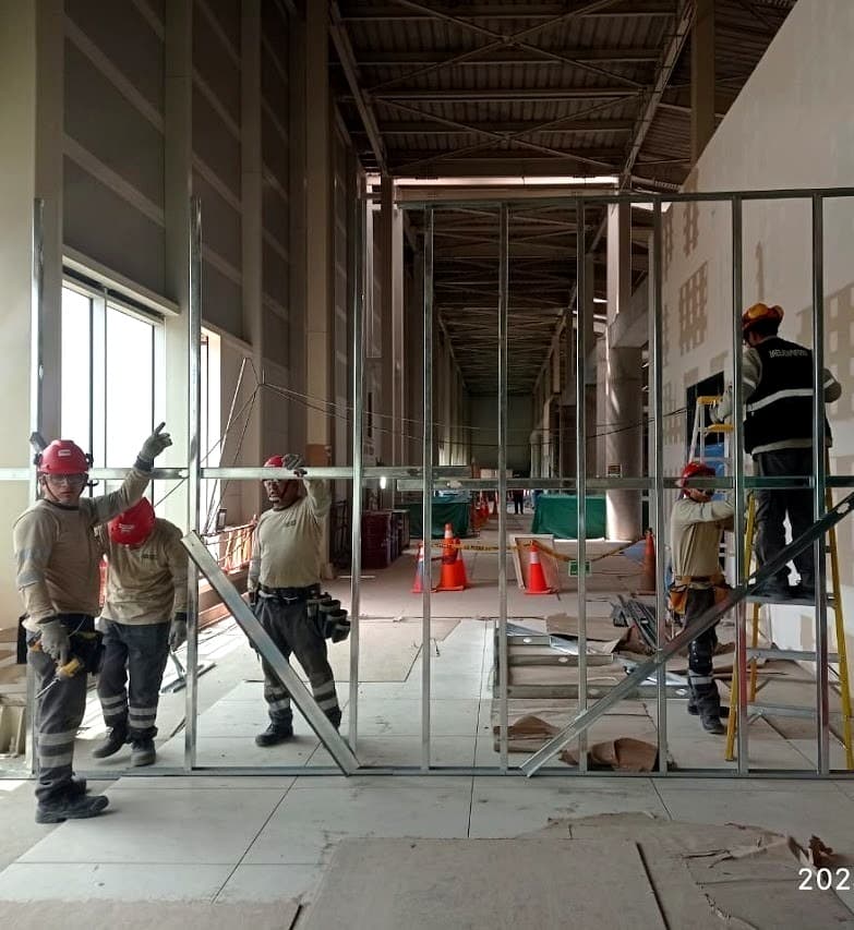 Especialistas de SG Acabados instalando perfilería