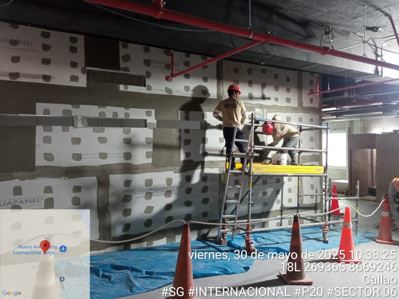 Cuadrilla técnica montando placas de yeso en altura
