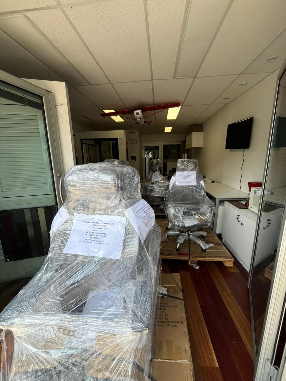Sillas de oficina preparadas para entrega en ambiente interior