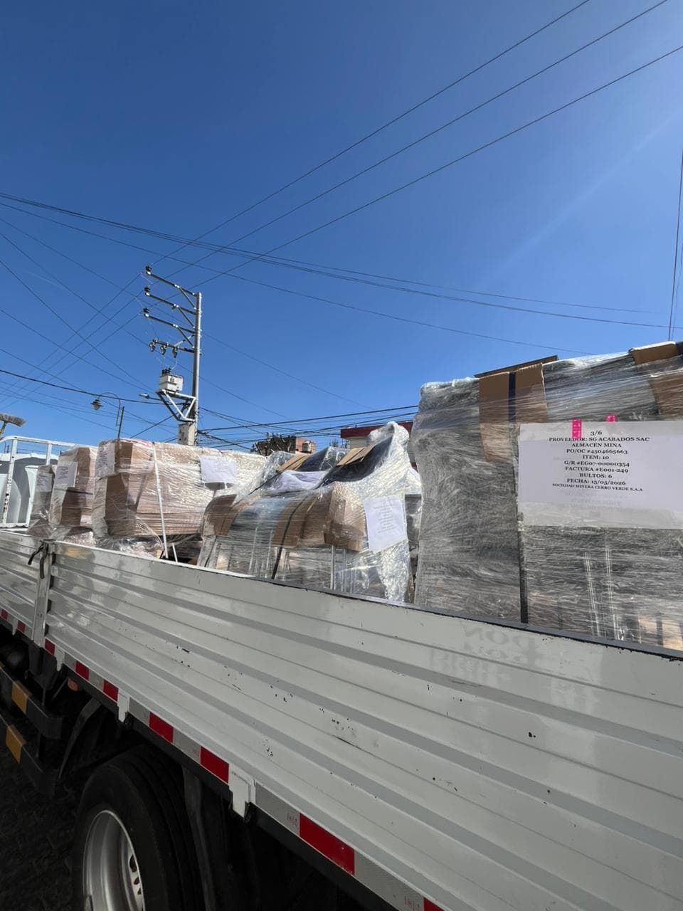 Entrega de sillas y mesas rebatibles para Cerro Verde