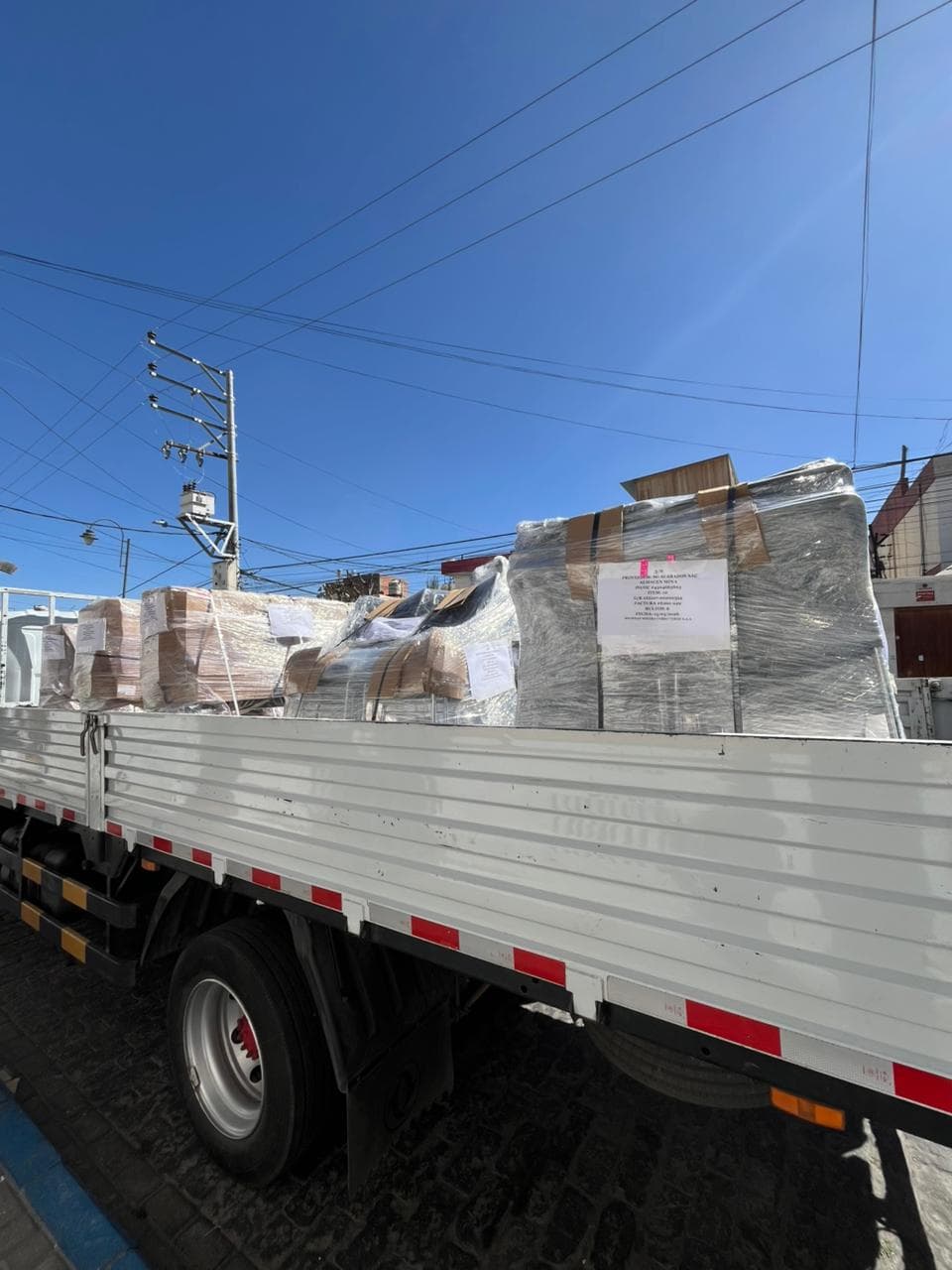 Carga de mobiliario corporativo antes de su despacho