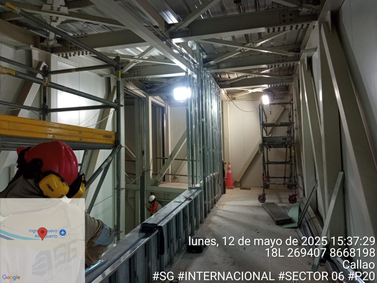 Pasadizo técnico con cielo raso modular y luminarias empotradas