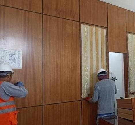 Instalación de revestimiento de madera durante la remodelación