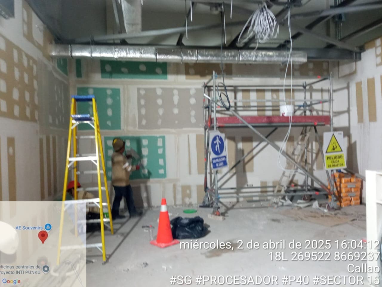 Detalle técnico de instalaciones interiores en ambiente corporativo