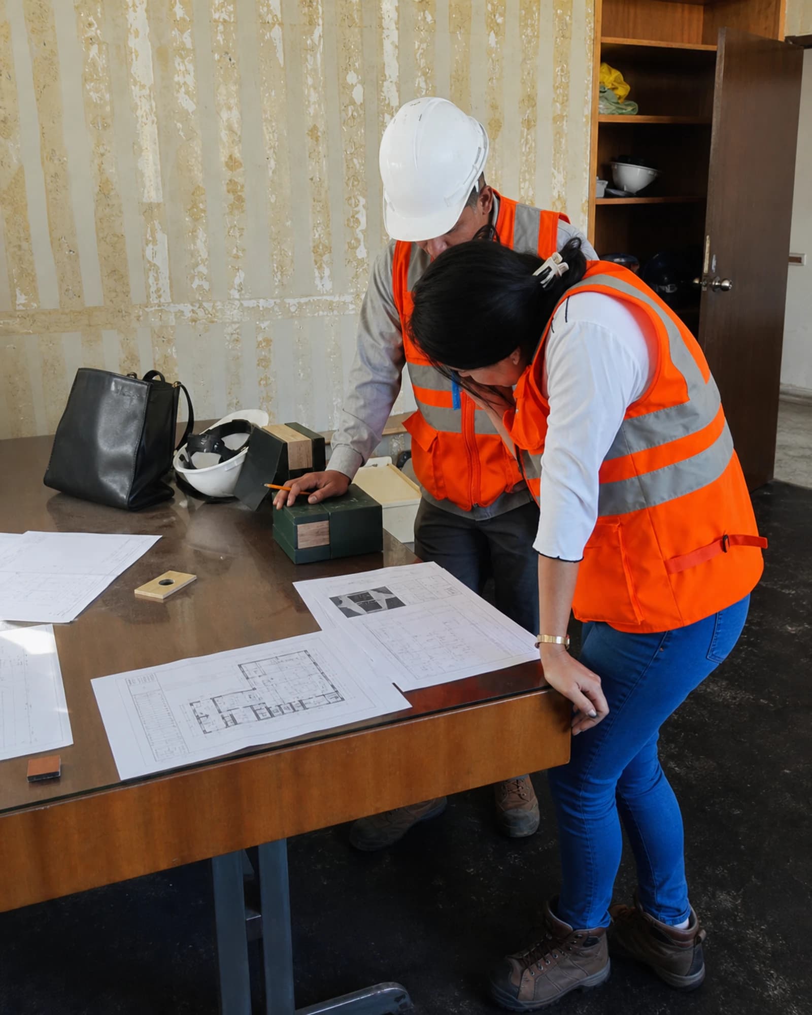 Replanteo técnico y revisión de planos para preparar una obra corporativa