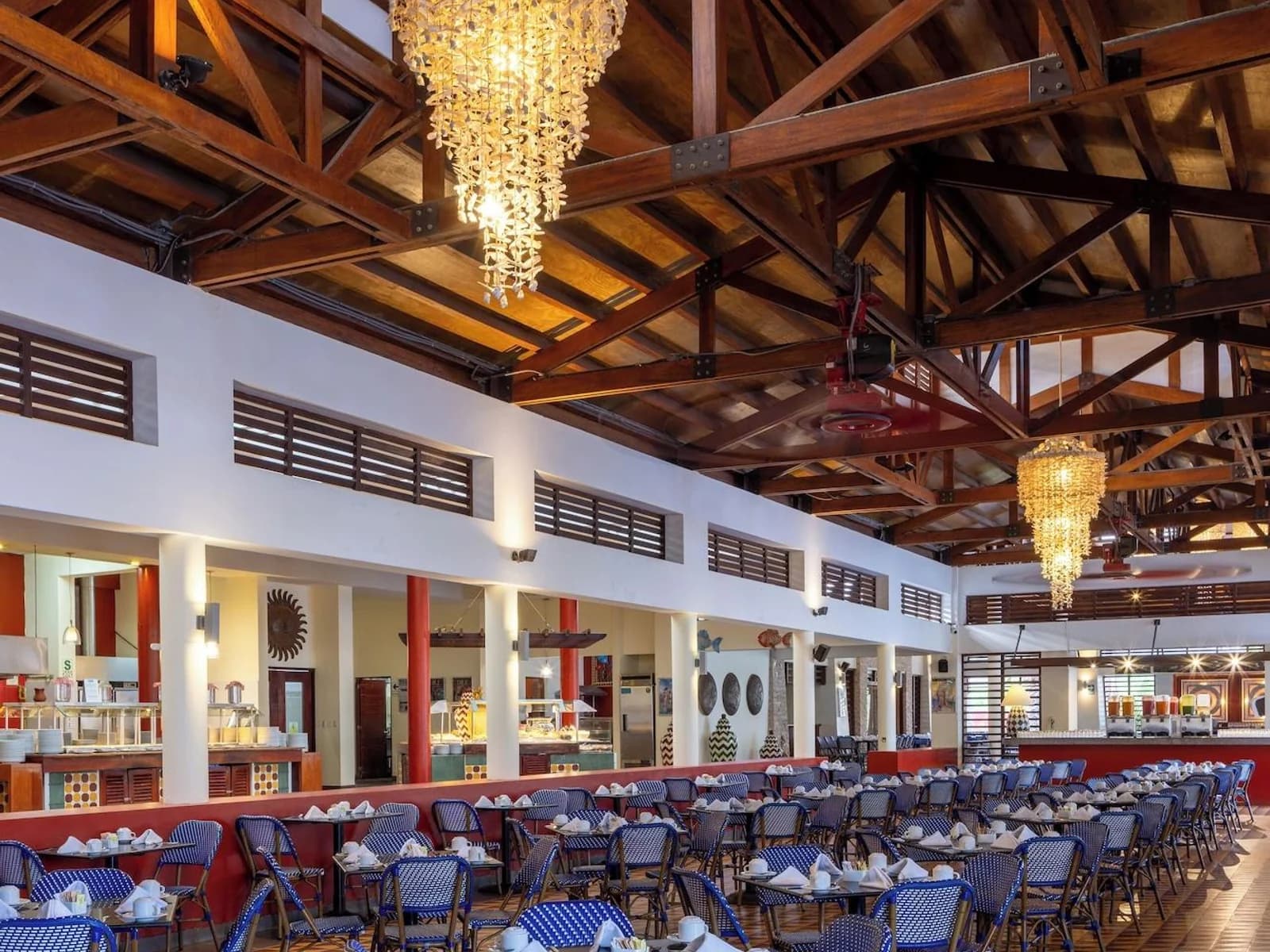 Ambiente de restaurante de una sede Decameron operada por Blue Marlin Beach Club