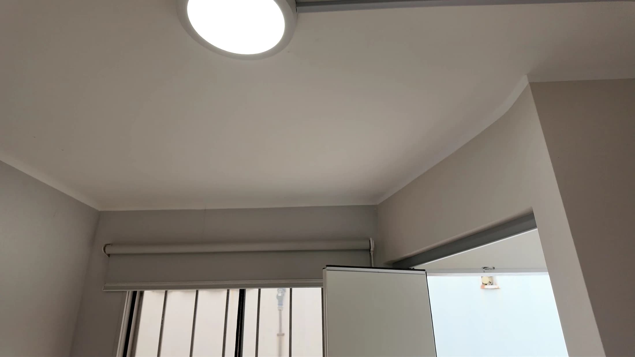 Iluminación y control solar instalados en un módulo intervenido