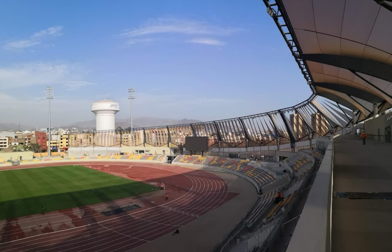 Graderias y señalización en centro deportivo