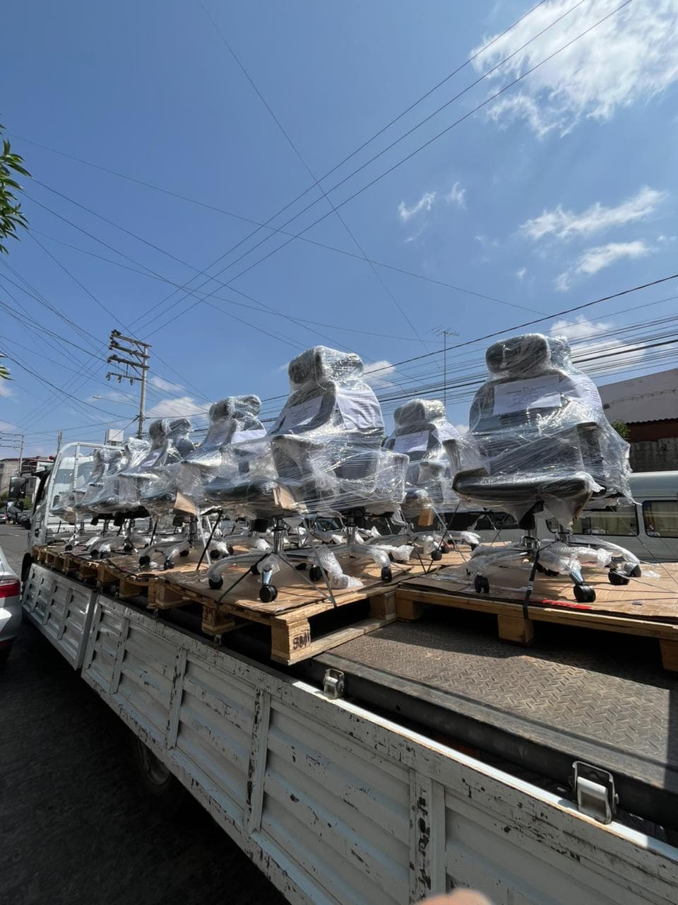 Sillas de oficina embaladas en camión para entrega