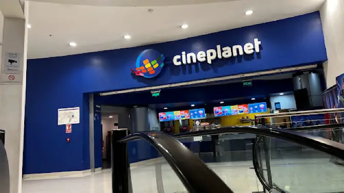 Sala premium Cineplanet Cayma con iluminación indirecta