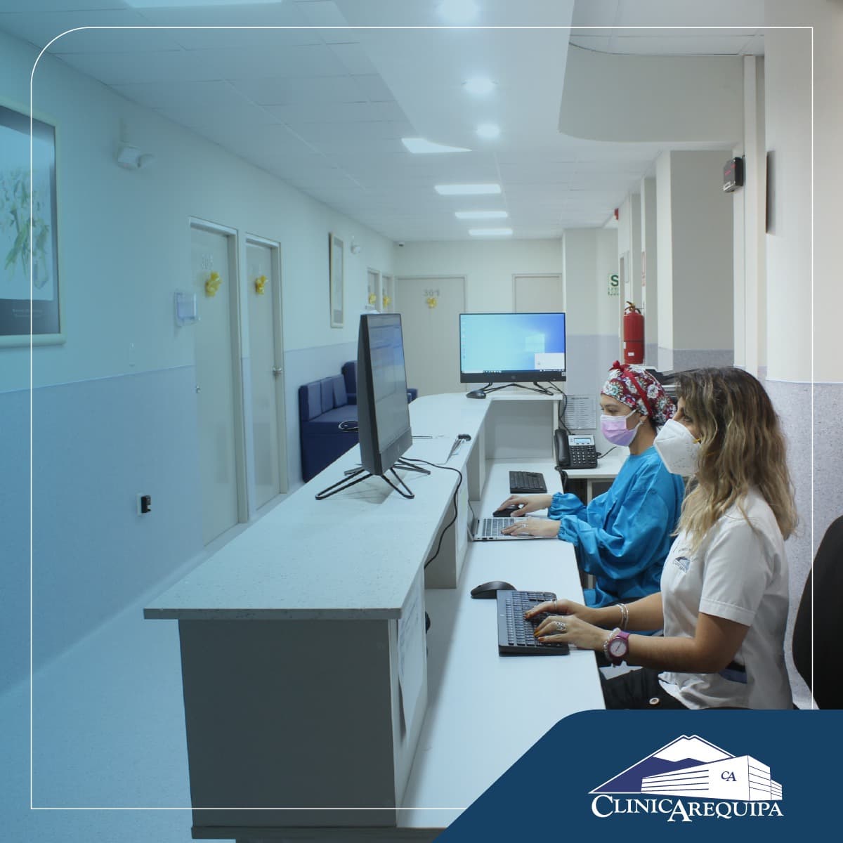 Pasillo clínica Arequipa con acabados sanitarios