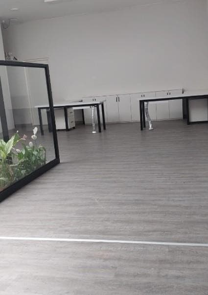 Oficina terminada con piso de madera en Linde Perú