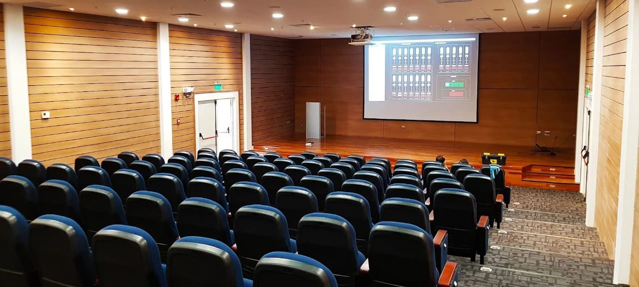 Auditorio de TECSUP equipado con butacas e iluminación