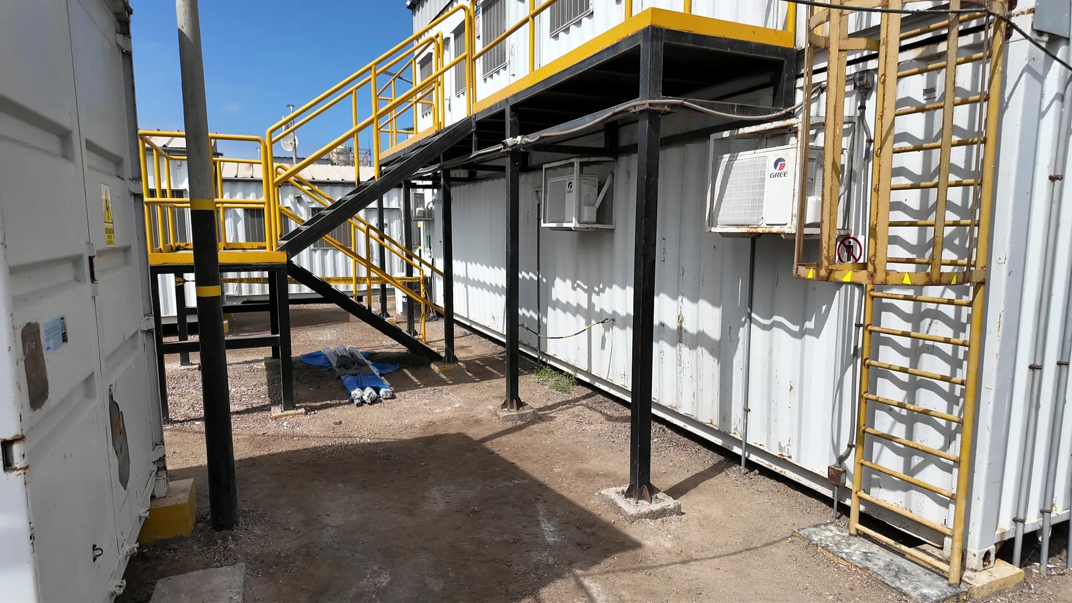 Infraestructura exterior y accesos de los módulos habitacionales