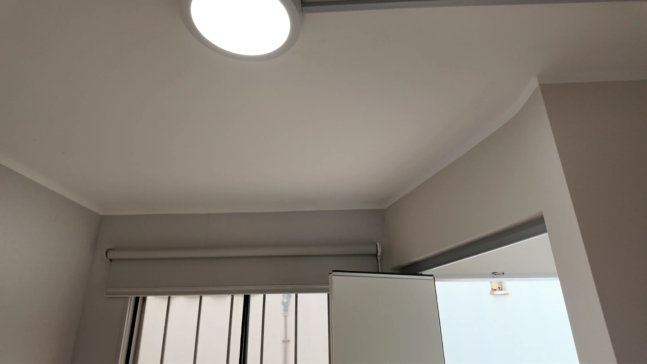 Iluminación y control solar instalados en un módulo intervenido